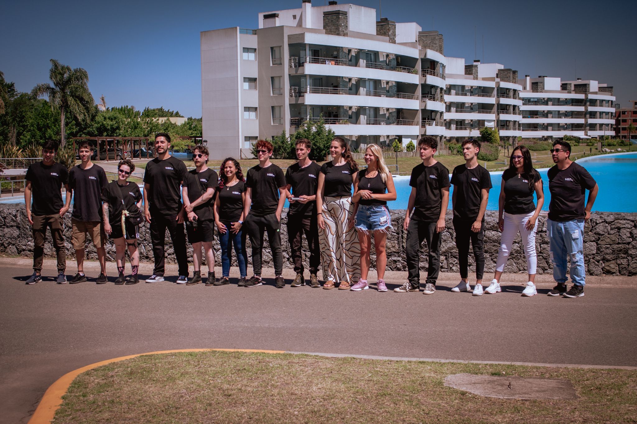 Equipo de Social Media Lab junto a la pileta